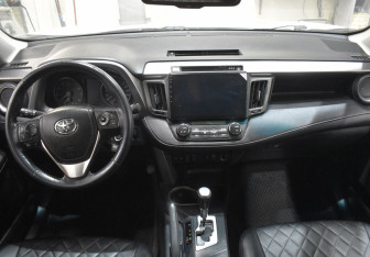 Подержанный автомобиль Toyota RAV4 2016 года (12 фото)