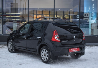 Подержанный автомобиль Renault Sandero 2011 года (7 фото)