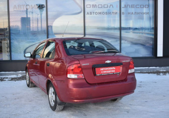 Подержанный автомобиль Chevrolet Aveo Sedan 2004 года (7 фото)
