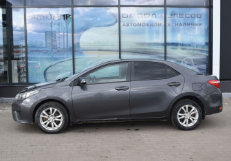 Подержанный автомобиль Toyota Corolla Sedan 2013 года (8 фото)