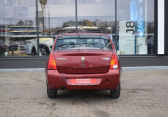 Подержанный автомобиль Renault Logan Sedan 2008 года (6 фото)