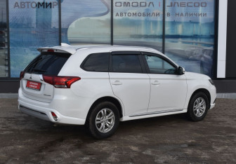 Подержанный автомобиль Mitsubishi Outlander 2022 года (5 фото)