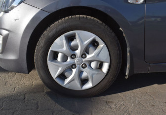 Подержанный автомобиль Hyundai Solaris Hatchback 2015 года (9 фото)