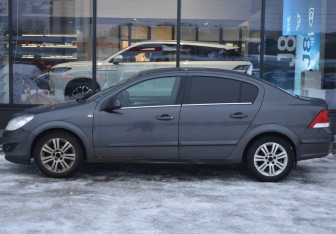 Подержанный автомобиль Opel Astra Sedan 2010 года (8 фото)