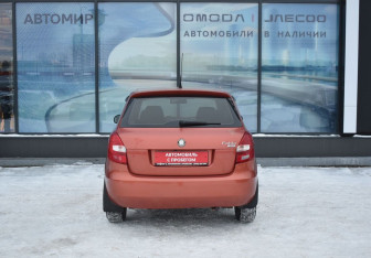 Подержанный автомобиль Skoda Fabia Hatchback 2010 года (6 фото)