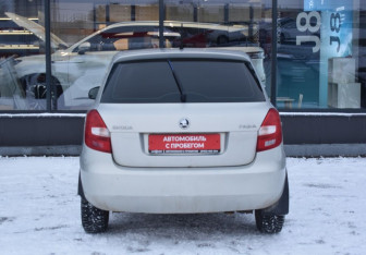 Подержанный автомобиль Skoda Fabia Hatchback 2013 года (6 фото)