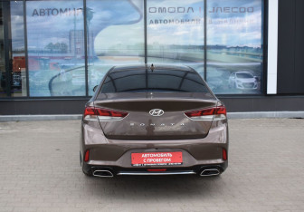 Подержанный автомобиль Hyundai Sonata 2017 года (6 фото)