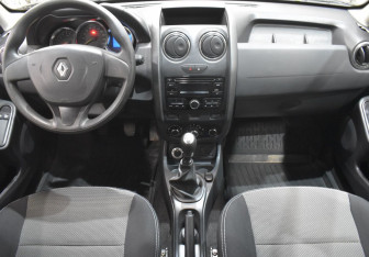 Подержанный автомобиль Renault Duster 2016 года (12 фото)