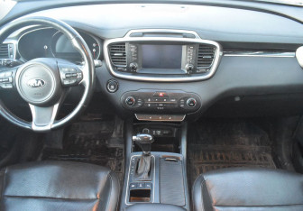 Подержанный автомобиль Kia Sorento 2017 года (12 фото)