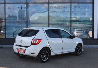 Подержанный автомобиль Renault Sandero 2017 года (6 фото)