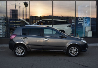 Подержанный автомобиль Geely MK Cross 2012 года (4 фото)