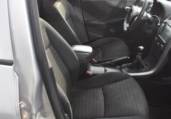 Подержанный автомобиль Toyota Corolla Sedan 2011 года (10 фото)