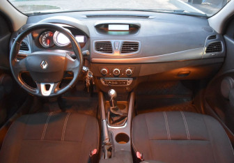 Подержанный автомобиль Renault Fluence 2013 года (12 фото)