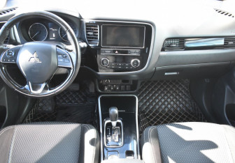 Подержанный автомобиль Mitsubishi Outlander 2019 года (12 фото)