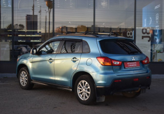 Подержанный автомобиль Mitsubishi ASX 2011 года (7 фото)