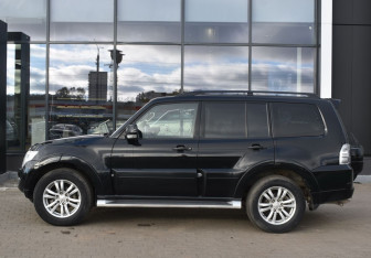 Подержанный автомобиль Mitsubishi Pajero 2013 года (8 фото)