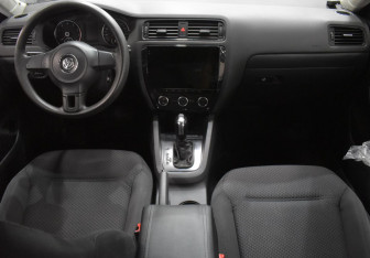 Подержанный автомобиль Volkswagen Jetta Sedan 2013 года (12 фото)