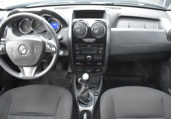 Подержанный автомобиль Renault Duster 2017 года (12 фото)