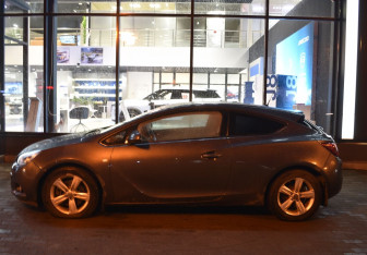 Подержанный автомобиль Opel Astra Hatchback 2012 года (8 фото)