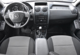 Подержанный автомобиль Renault Duster 2015 года (12 фото)