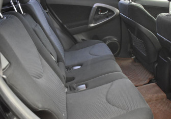 Подержанный автомобиль Toyota RAV4 2007 года (11 фото)