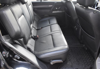 Подержанный автомобиль Mitsubishi Pajero 2013 года (11 фото)