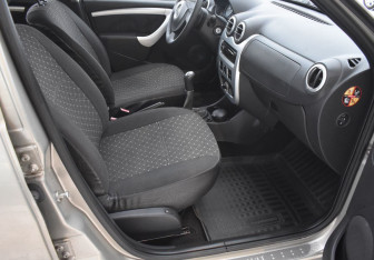 Подержанный автомобиль Renault Sandero 2011 года (10 фото)