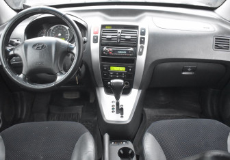 Подержанный автомобиль Hyundai Tucson 2007 года (12 фото)