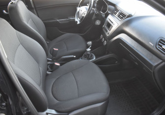 Подержанный автомобиль Kia Rio Hatchback 2015 года (10 фото)