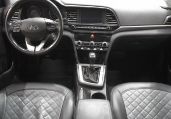 Подержанный автомобиль Hyundai Elantra Sedan 2019 года (12 фото)