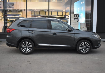 Подержанный автомобиль Mitsubishi Outlander 2019 года (4 фото)