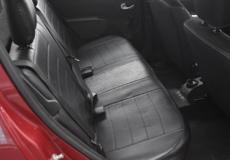 Подержанный автомобиль Renault Sandero 2012 года (11 фото)