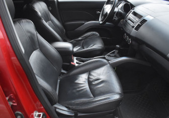 Подержанный автомобиль Mitsubishi Outlander 2008 года (10 фото)