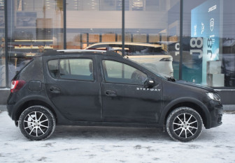 Подержанный автомобиль Renault Sandero 2016 года (4 фото)