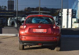 Подержанный автомобиль Nissan Juke 2011 года (6 фото)