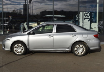 Подержанный автомобиль Toyota Corolla Sedan 2011 года (8 фото)