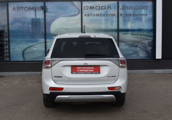 Подержанный автомобиль Mitsubishi Outlander 2014 года (6 фото)