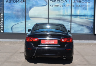 Подержанный автомобиль Infiniti Q50 2015 года (6 фото)