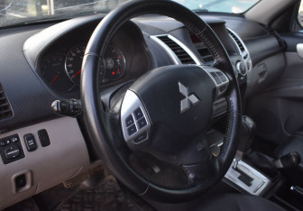 Подержанный автомобиль Mitsubishi Pajero Sport 2013 года (13 фото)