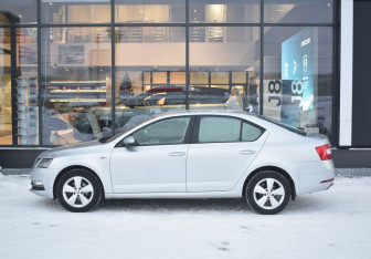 Подержанный автомобиль Skoda Octavia Liftback 2019 года (8 фото)