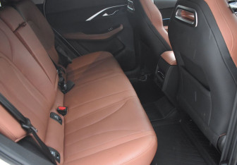 Подержанный автомобиль Omoda C5 2023 года (11 фото)