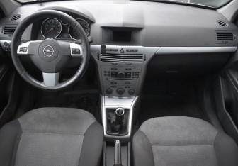 Подержанный автомобиль Opel Astra Hatchback 2011 года (11 фото)