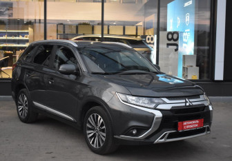 Подержанный автомобиль Mitsubishi Outlander 2019 года (3 фото)