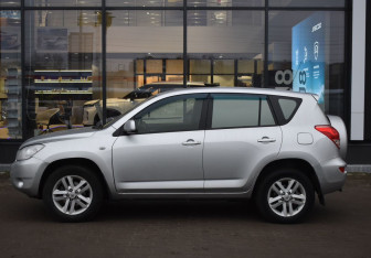 Подержанный автомобиль Toyota RAV4 2006 года (8 фото)