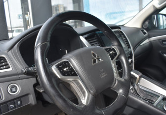 Подержанный автомобиль Mitsubishi Pajero Sport 2021 года (17 фото)