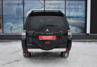 Подержанный автомобиль Mitsubishi Pajero 2013 года (6 фото)