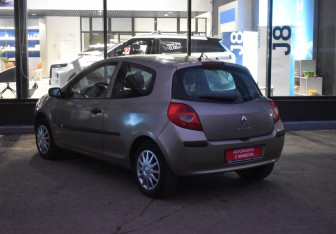 Подержанный автомобиль Renault Clio Hatchback 2008 года (7 фото)