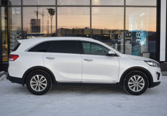 Подержанный автомобиль Kia Sorento 2017 года (4 фото)