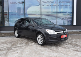 Подержанный автомобиль Opel Astra Hatchback 2011 года (3 фото)