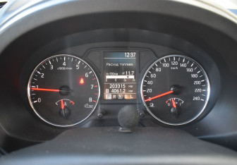 Подержанный автомобиль Nissan X-Trail 2011 года (13 фото)